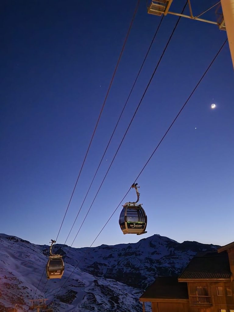 Vue de nuit de Val Thorens, destination accompagnée par la conciergerie Collection des Cimes spécialisée dans les locations saisonnières et la rentabilité des propriétaires
