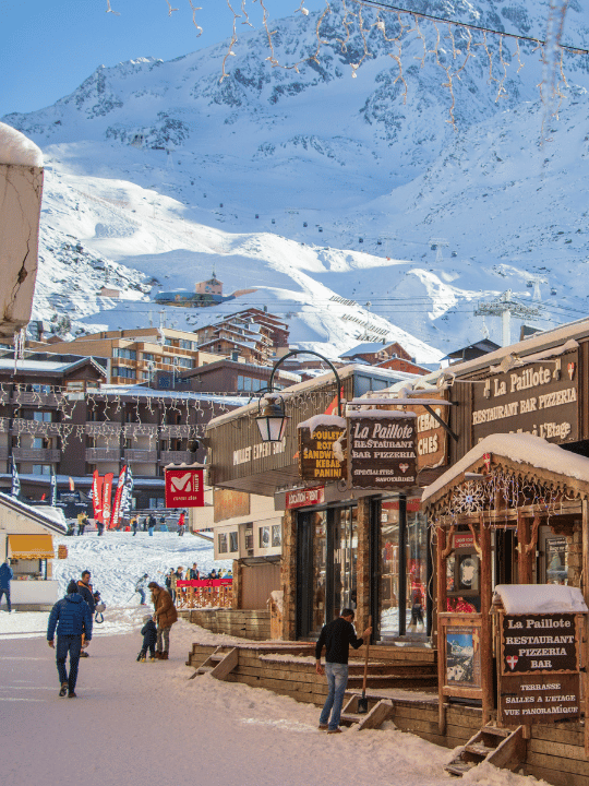 Rue de Val Thorens, station de ski des 3 Vallées et destination de locations saisonnières en Savoie.
