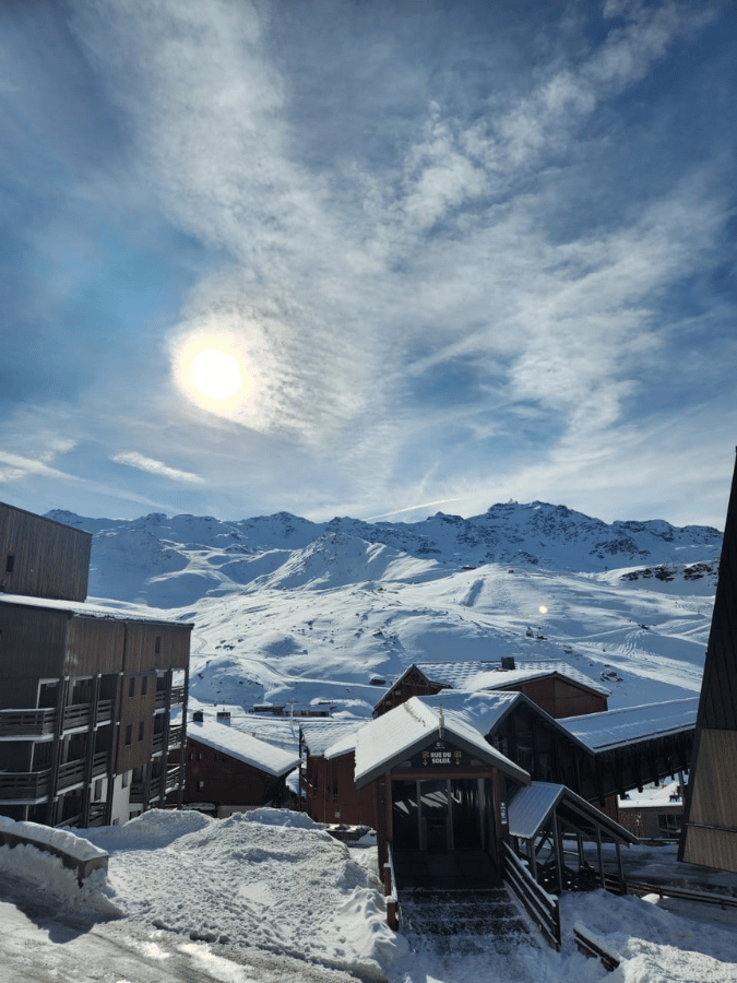 Val Thorens sous le soleil de l'hiver, destination de locations saisonnières dans les 3 Vallées, en Savoie.
